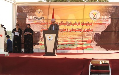 ده‌رگا و په‌نجه‌ره‌ شینه‌كه‌